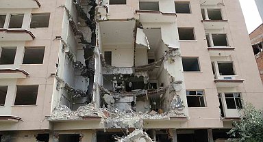 5,9'luk depremle sarsılan Malatya'da ağır hasarlı binalar yıkılıyor