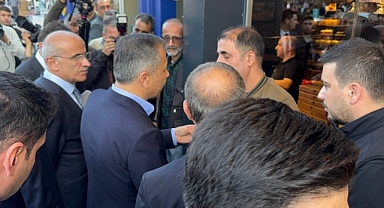 Bakan Yerlikaya, depremin vurduğu Malatya'da esnaf ile bir araya geldi