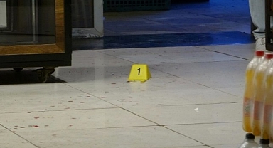 Birbirlerini bıçakla yaralayıp aynı araçla hastaneye gittiler