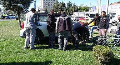 Demir korkuluklara saplanan aracı kazık çakarak çıkardılar