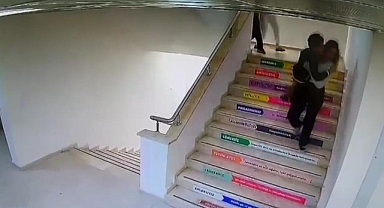 Depremde panikleyen öğrenciyi kucaklayarak dışarı çıkardı