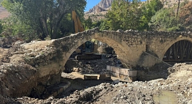 Depremin tahrip ettiği 300 yıllık tarihi köprü ayağa kaldırılıyor