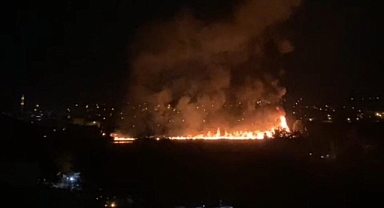 Hasarlı binanın çatı katındaki yangın korkuttu