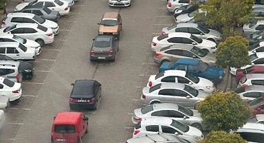 Hastane otoparkında düzensiz park sorunu sürücüleri zorluyor