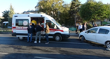 İki otomobilin karıştığı kazada 1 kişi yaralandı