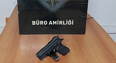 İşyerinde silahla oynarken kazara kendini yaraladı