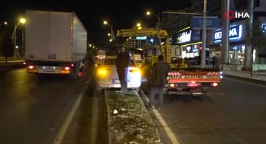 Kontrolden çıkan araç refüjde bordürlerin üzerinde kayarak ilerledi