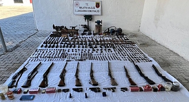 Malatya'da çok sayıda silah ile bomba yapımında kullanılan kimyasallar ele geçirildi