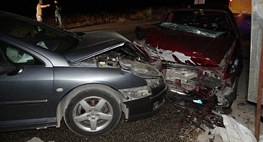 Malatya'da iki otomobil kafa kafaya çarpıştı: 1'i ağır 5 yaralı