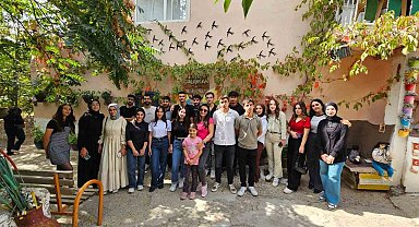 Öğretmen Fikri Çalışkan sanat evi hayran bırakıyor