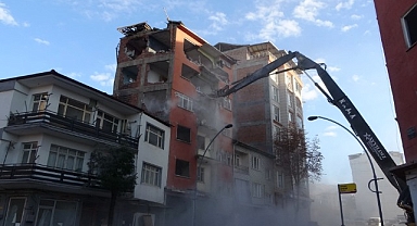 18 aydır yıkım bekleyen Adem Çavuş Apartmanı'nda yıkım işlemlerine başlandı