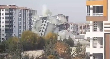 Ağır hasarlı 12 katlı bina saniyeler içerisinde yerle bir oldu