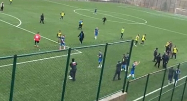 Amatör maçta saha karıştı, futbolcular taşlı saldırıda yaralandı