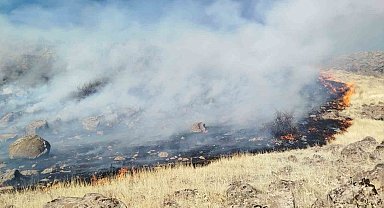 Arguvan Dolaylı Mahallesi'nde anız yangını