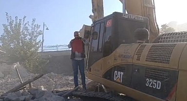 Bayrak hassasiyeti yıkımı durdurdu