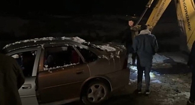 Çamura saplanan araç iş makinesi yardımıyla kurtarıldı