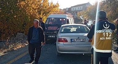 Darende'de minibüs ile otomobilin karıştığı kazada 2 kişi yaralandı
