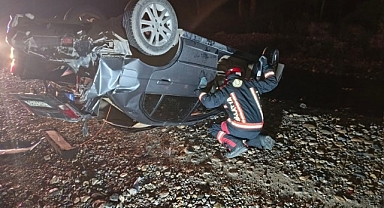 Direksiyon hakimiyetini kaybeden araç yoldan çıktı: 2 yaralı