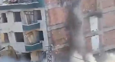 Hasarlı bina yıkım esnasında iş makinesinin üzerine çöktü