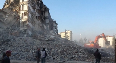 Malatya'da 5 katlı bina korna sesi ile yıkıldı