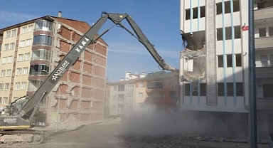 Malatya'da ağır hasarlı binaların yıkımlarında sona doğru