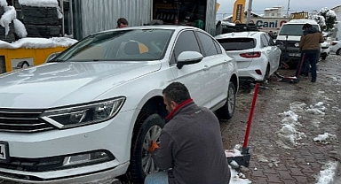 Malatya'da kar yağdı, lastikçilerde kuyruk oluştu