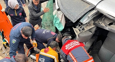 Malatya'da kontrolden çıkan araç şarampole devrildi: 5 yaralı