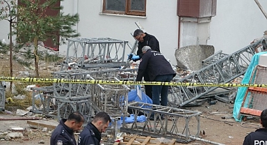 Malatya'da tadilat yapılan binada iskele çöktü: 2 ölü