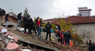 Malatya'da yıkım esnasında enkaz altında kalan operatör kurtarıldı