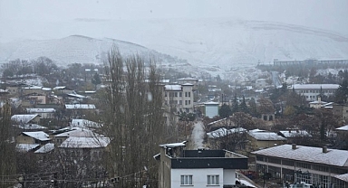 Malatya'nın Darende ilçesi beyaza büründü