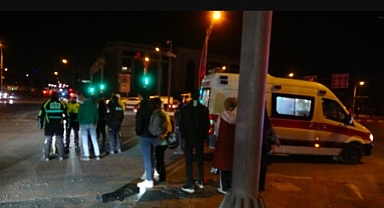 Otomobil ile çarpışan motosiklet yola savruldu: 2 yaralı