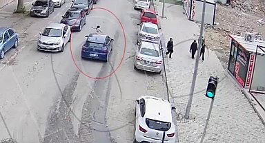 Otomobilin küçük çocuğa çarpma anı kamerada