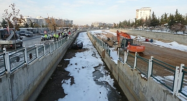 Sulama kanalına düşen otomobilin sürücüsü yaralandı