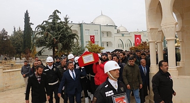 Trafik kazasına müdahale ederken şehit olan polis memuru son yolculuğuna uğurlandı