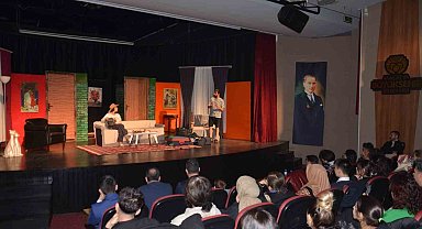 Kalbin Tek Arkadaşı" adlı tiyatro oyunu seyircilerle buluştu