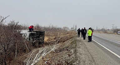 Kontrolden çıkarak devrilen kamyonun sürücüsü yaralandı