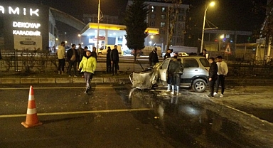 Lastiği patlayan hafif ticari araç karşı şeride geçti