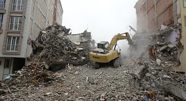Malatya'da ağır hasarlı binaların yıkım işlemleri sürüyor