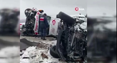 Malatya'da ambulans ile pikap çarpıştı: 5 yaralı