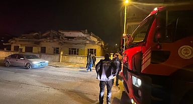 Malatya'da hasarlı 4 katlı bina çöktü