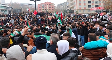 Malatya'daki Suriyeliler rejimin devrilmesi ile sokaklara döküldü