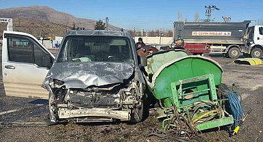Malatya'da traktör ile hafif ticari araç çarpıştı: 1 yaralı