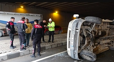 Otomobil ile çarpışan hafif ticari araç devrildi: 2 yaralı