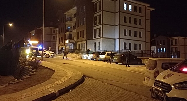 Yolda yürüyen husumetlisini silahla yaraladı