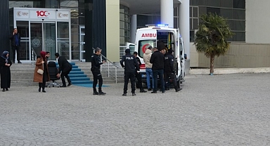 Bıçaklı saldırıda ağır yaralanan genç belediyeye sığındı