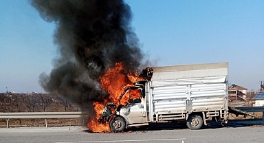 Büyükbaş hayvan yüklü kamyonet alev alev yandı