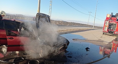 Kaza sonrası alev alan otomobil kullanılmaz hale geldi