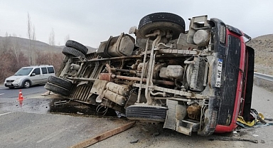 Malatya'da kontrolden çıkan vinç devrildi: 1 yaralı