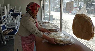 Malatya'da depremzede esnaf tandır ekmeği geleneğini sürdürüyor