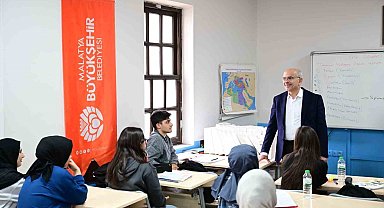 Semt konaklarında okuyan öğrencilere kitap desteği